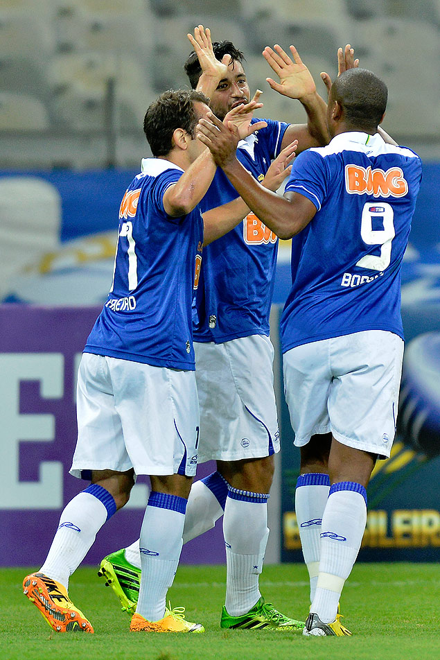 Jogadores do Cruzeiro comemoram o primeiro gol no triunfo sobre o Vitria
