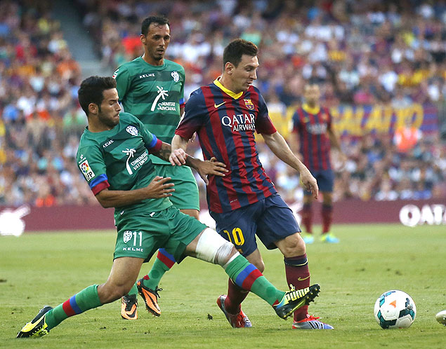 Lionel Messi tenta passar por Ruben Garcia na goleada do Barcelona