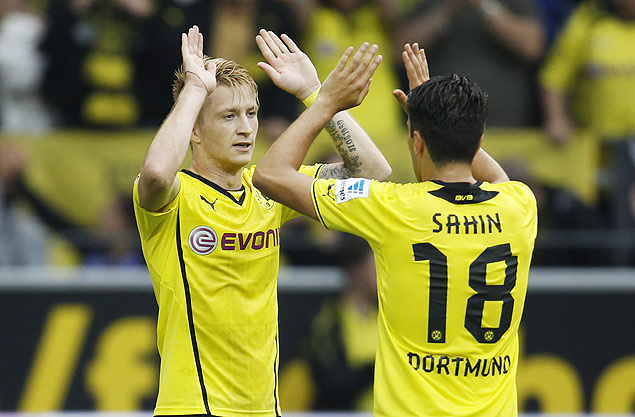 Reus ( esquerda) comemora gol do Borussia Dortmund com Sahin