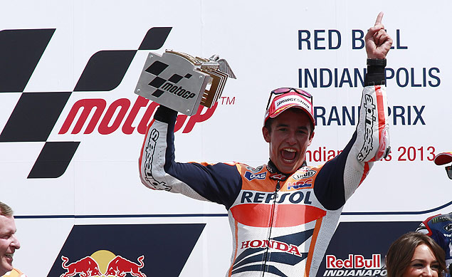 O piloto espanhol Marc Marquez com trofu aps vencer a etapa de Indianpolis da MotoGP