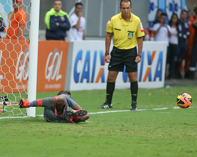 O goleiro Felipe, do Flamengo, defende pnalti cobrado pelo meia Jadson, do So Paulo