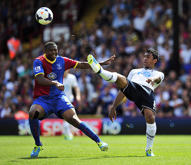 Paulinho ( direita) disputa a bola durante sua estreia no Tottenham