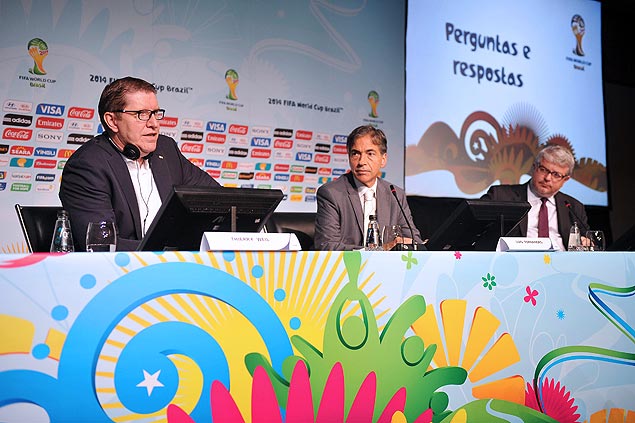 Thierry Weil (esq.) fala sobre a venda de ingressos para a Copa em evento realizado em So Paulo