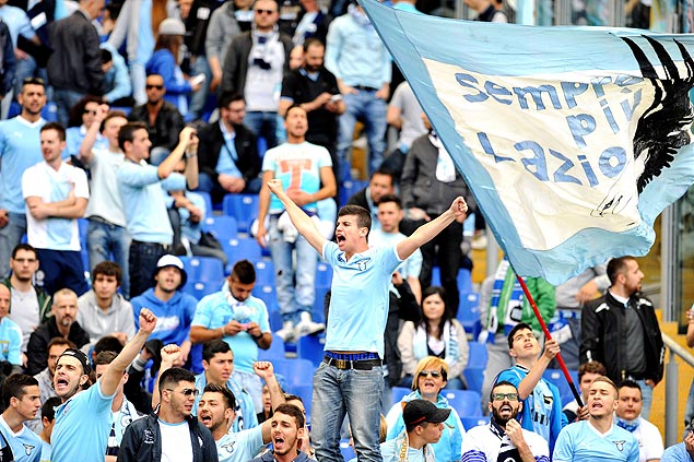 Torcedores da Lazio cantam durante uma partida da equipe no estdio Olmpico de Roma