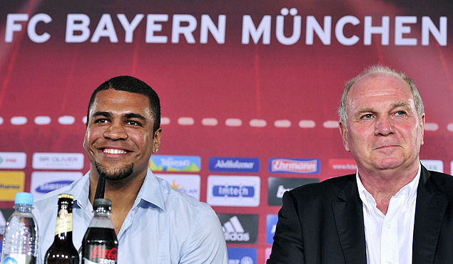 O zagueiro brasileiro Breno d entrevista coletiva ao lado do presidente do Bayern de Munique, Uli Hoeness
