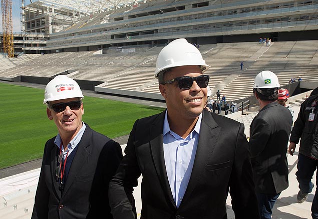O ex-jogador Ronaldo durante sua visita ao Itaquero, futuro estdio do Corinthians e sede da abertura da Copa-14