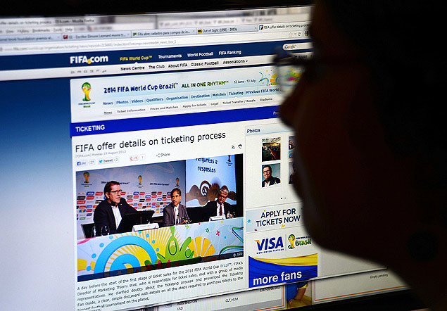 Torcedor procura ingressos no site da Fifa