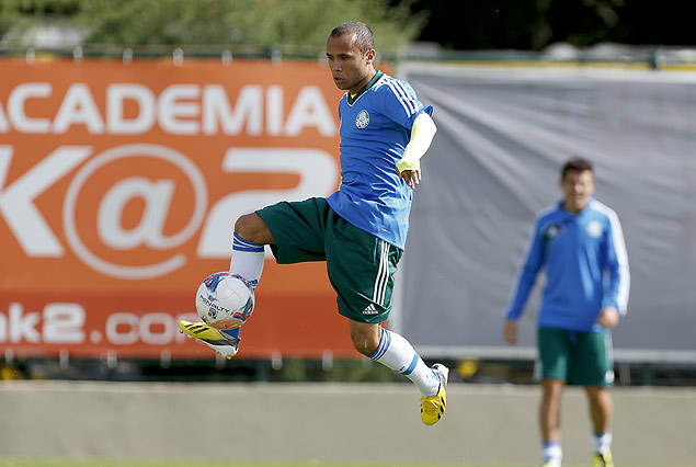 Ananias pula para chutar a bola em treino do Palmeiras