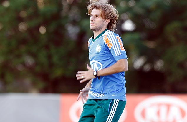 O zagueiro Henrique durante um treino do Palmeiras