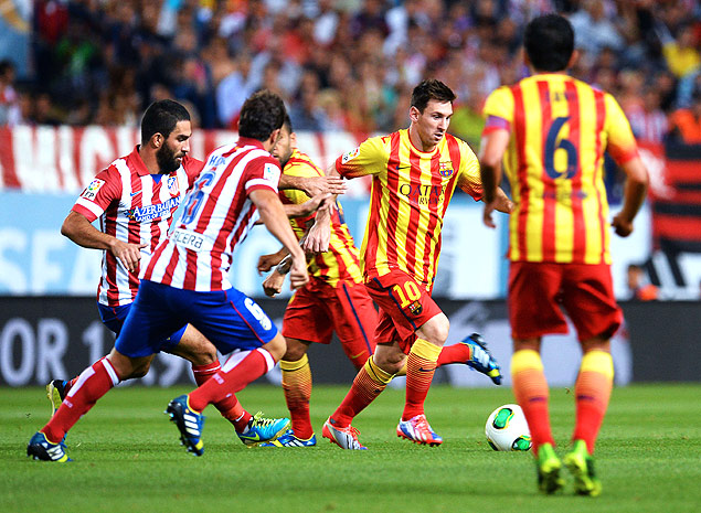 Messi conduz a bola no clssico contra o Atltico, pela Supercopa da Espanha, em Madri