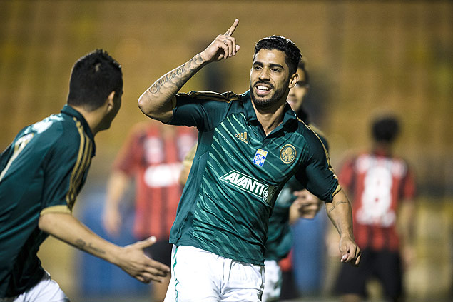 Vilson comemora gol marcado na vitria do Palmeiras sobre o Atltico-PR por 1 a 0, no primeiro jogo das oitavas da Copa do Brasil