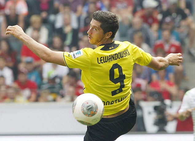 O atacante Robert Lewandowski em ao pelo Borussia Dortmund; polons vai defender o rival Bayern a partir da temporada 2014/2015