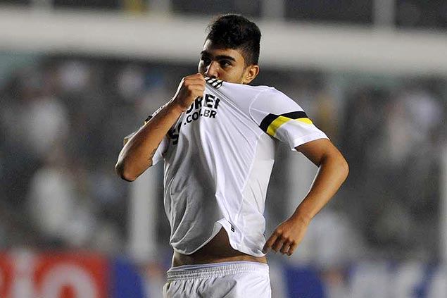 Gabriel beija o escudo para comemorar gol marcado contra o Grmio
