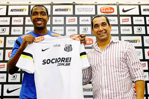 Ao lado do gerente de futebol Zinho (dir.), Renato Abreu se apresenta oficialmente no Santos