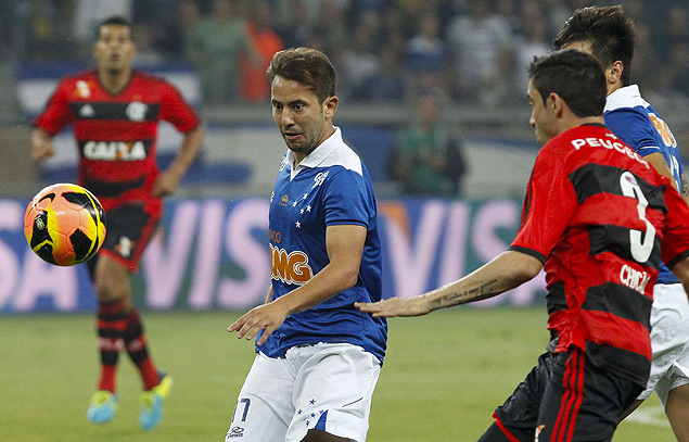 Everton Ribeiro, meia do Cruzeiro, tenta dominar a bola na partida contra o Flamengo