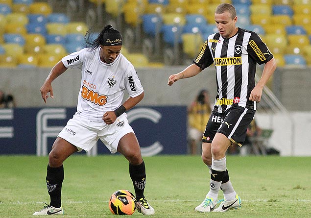 Ronaldinho protege a bola marcado por Marcelo Mattos durante jogo entre Botafogo x Atltico-MG