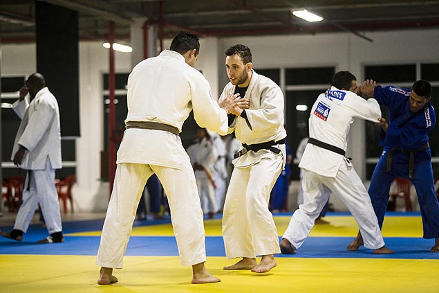 O judoca Victor Karabourniotis (dir.) durante treino no Palmeiras