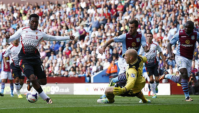 Sturridge (esq.) passa pelo goleiro Guzan para marcar o gol da vitria do Liverpool sobre o Aston Villa, por 1 a 0, pelo Ingls