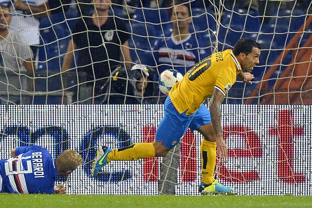 O atacante argentino Carlos Tevez comemora o seu gol para a Juventus sobre a Sampdoria