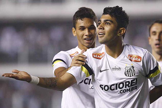 Gabriel comemora o seu gol para o Santos sobre o Vitria, na Vila Belmiro