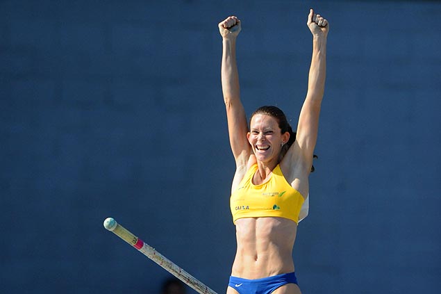 A saltadora brasileira Fabiana Murer comemora a medalha de ouro conquistada na Alemanha
