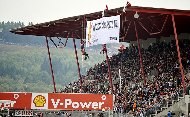 Ativistas do Greenpeace escalam arquibancada do circuito de Span-Francorchamps e colocam bandeira contra a Shell antes do início do GP da Bélgica