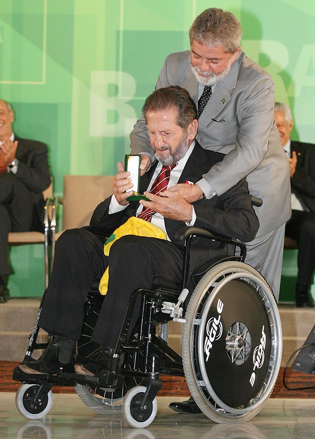 De Sordi recebe medalha do então presidente da República Luiz Inácio Lula da Silva durante homenagem aos campeões mundiais de 1958
