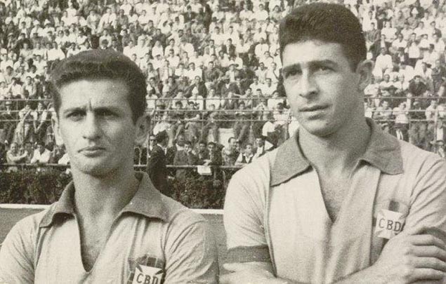De Sordi (esq.) ao lado de Mauro Ramos de Oliveira, com a camisa da seleo brasileira