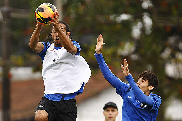 Lo Cittadini (dir.) tenta tomar a bola das mos de Everton Costa durante treino do Santos