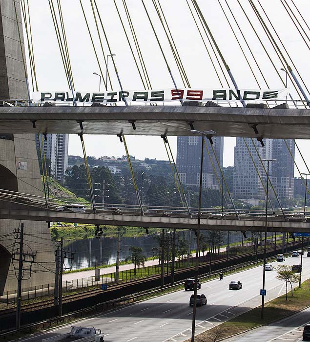 Faixa com a frase "Palmeiras 99 anos" na ponte estaiada Octavio Frias de Oliveira, sobre a marginal Pinheiros, na zona sul de So Paulo