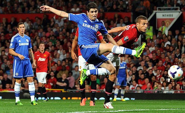  Oscar chuta a bola durante Manchester United x Chelsea, pelo Campeonato Ingls