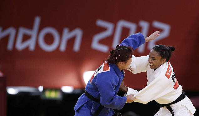 A brasileira Erika Miranda (branco) luta contra a sul-coreana Kim Kyung-Ok na Olimpada de 2012