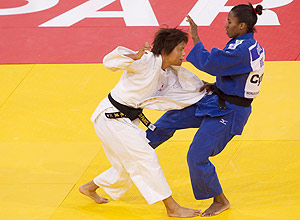 Ketleyn Quadros (azul) luta contra a japonesa Kaori Matsumoto