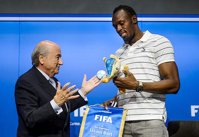 Bolt recebe de Blatter o Fuleco, mascote oficial da Copa do Mundo-2014