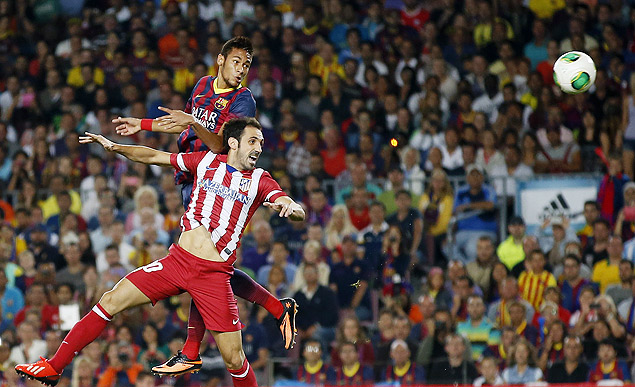 Sob a marcao de Jaunfran (dir.), Neymar cabeceia a bola durante a final da Supercopa da Espanha
