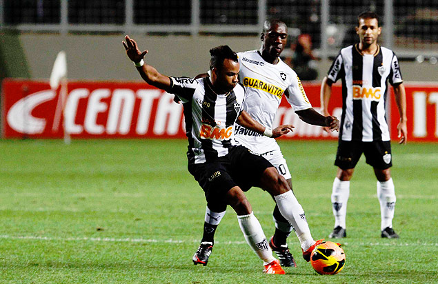 Fernandinho (esq.), do Atltico-MG, disputa bola com o Seedorf, do Botafogo