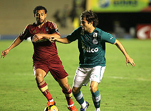 O atacante Fred (esq.) disputa bola com marcador do Gois durante partida da Copa do Brasil