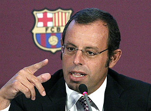 O presidente do Barcelona, Sandro Rossell, fala em entrevista