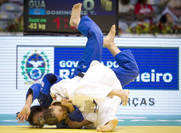 A brasileira Katherina Campos aplica golpe sobre a guatemalteca Yennifer Dominguez, pela primeira rodada do Mundial de jud