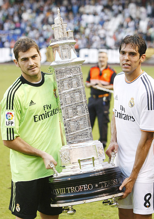 Kak (dir.) e o goleiro Casillas erguem o trofu do torneio amistoso Teresa Herrera