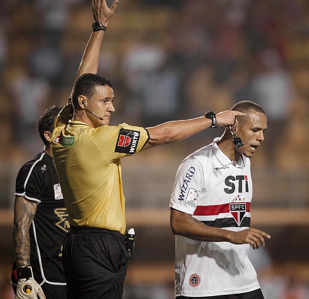 O atacante Luis Fabiano (dir.) reclama com o rbitro colombiano Wilmar Roldn no empate do So Paulo com o Arsenal de Sarand por 1 a 1, no Pacaembu