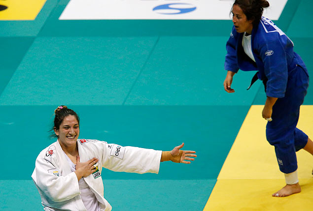 Mayra Aguiar vibra ao derrotar a canadense Catherine Roberge no Rio