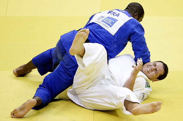 Teddy Riner (azul) vence Rafael Silva no combate no Rio