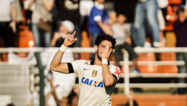 O atacante Alexandre Pato comemora gol contra o Flamengo, no Pacaembu