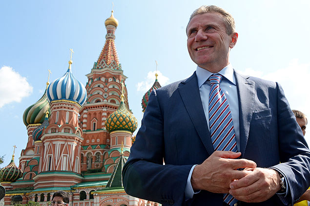 IAAF vice-president and international Olympic Committee (IOC) presidency candidate Sergey Bubka smiles during a photo session in the Red Square in central Moscow on August 8, 2013 ahead of the world athletics championships which will take place in Moscow on August 10-18. AFP PHOTO/KIRILL KUDRYAVTSEV ORG XMIT: KUD791