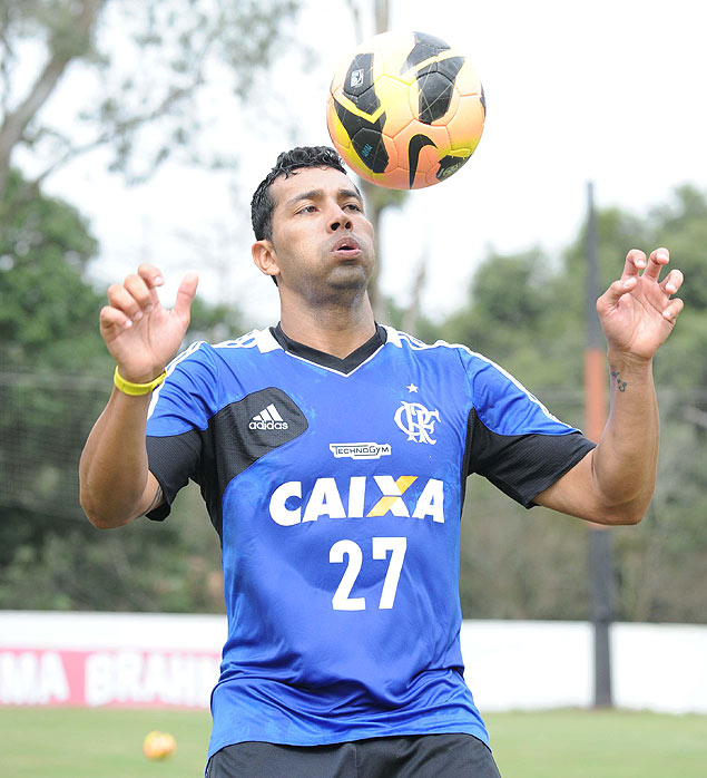 O lateral esquerdo Andr Santos durante treinamento do Flamengo