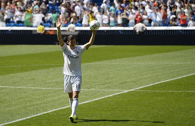 Gareth Bale acena para os torcedores durante sua apresentao no Real Madrid