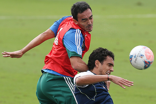 O zagueiro Tiago Alves (esq.) disputa bola em jogo treino contra a Portuguesa