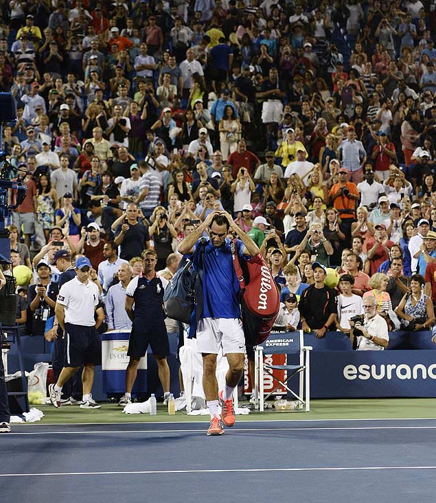 Roger Federer sai da quadra aps derrota para Tommy Robredo