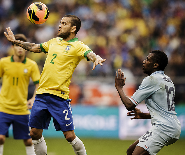 O lateral direito Daniel Alves durante uma partida da seleo brasileira